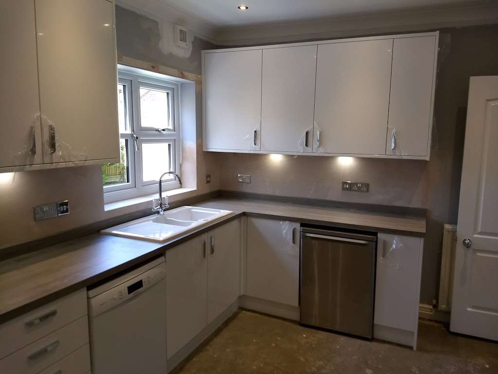 AA kitchen installers | 99a Coxtie Green Rd, Brentwood CM14 5PS, UK | Phone: 07885 272059