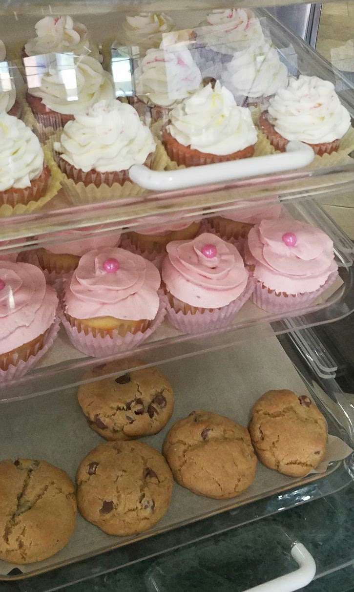 Everything Sweet Bakery and Cupcakery | 5729 St Joseph Ave, Stevensville, MI 49127, USA | Phone: (269) 429-3170