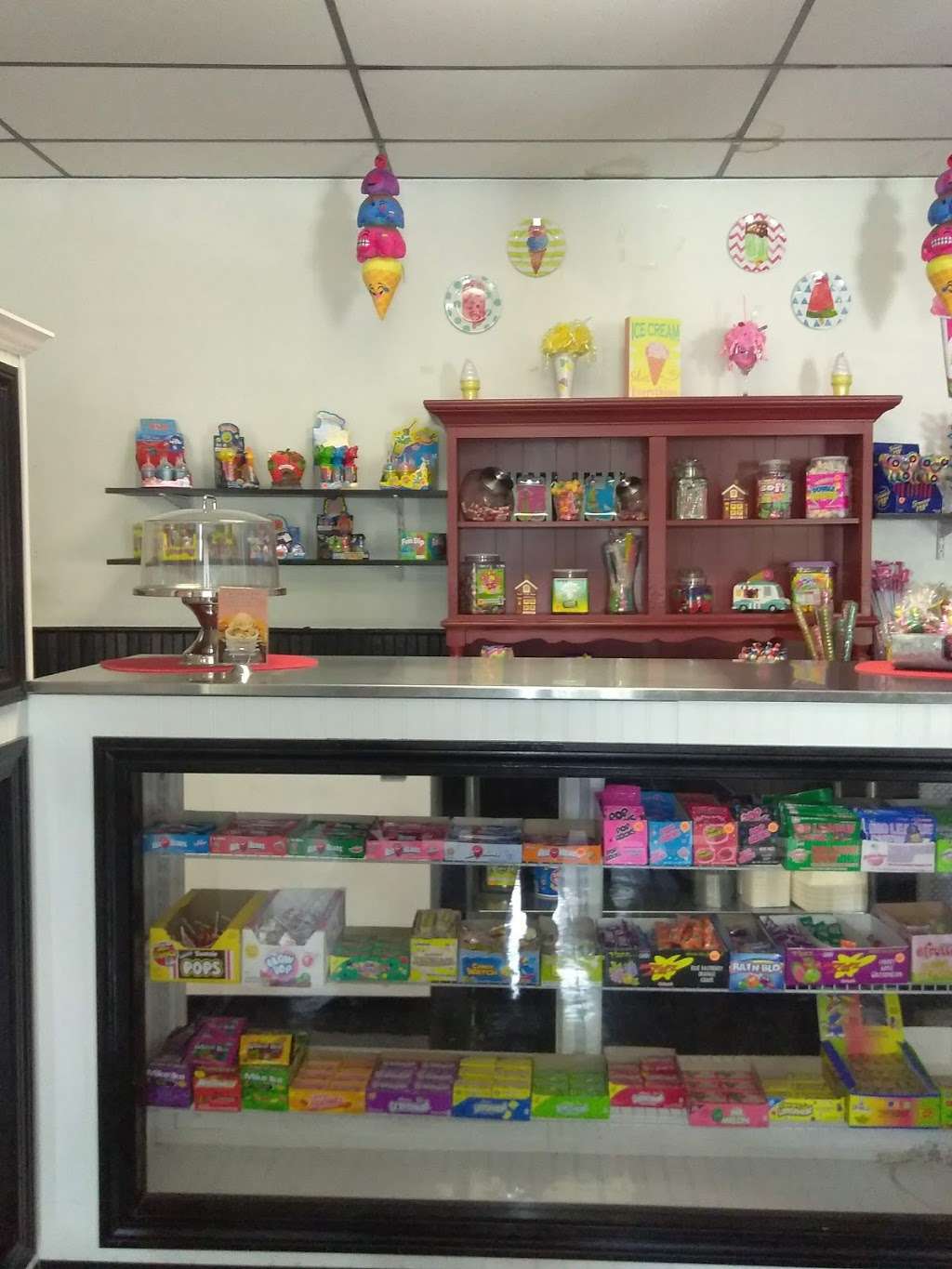 Mimis Ice Cream & Sweet Treats | 235 Whittenton St, Taunton, MA 02780, USA | Phone: (508) 408-3488