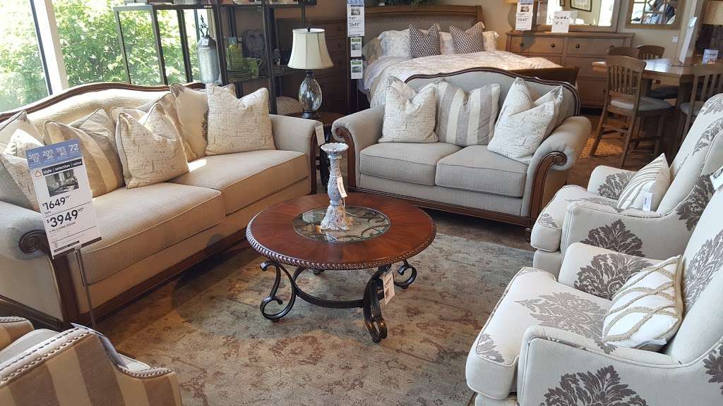 Ashley HomeStore | 12185 77th St, Kenosha, WI 53142, USA | Phone: (262) 857-1000