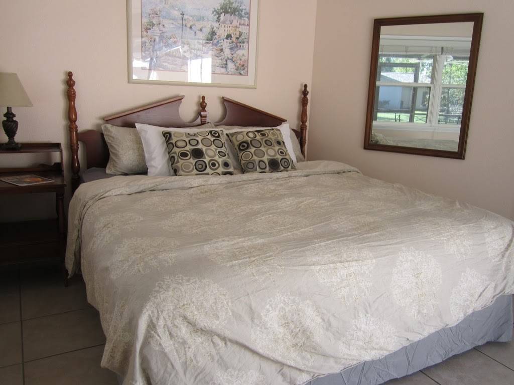 Tampa Lutz Cottage Vacation Rental 4 bdrm sleeps 8 | 824 Crenshaw Lake Rd, Lutz, FL 33548, USA | Phone: (813) 263-8006