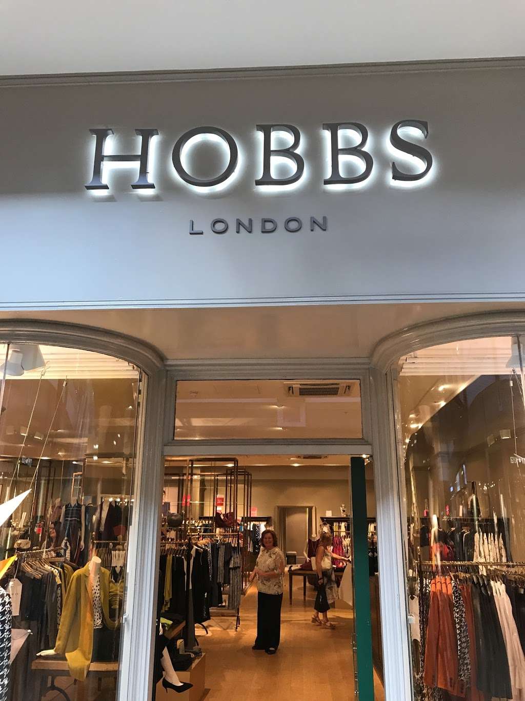 Hobbs | L101/L102 Lower Guild Hall Bluewater Shopping Centre, Dartford, Greenhithe DA9 9SN, UK | Phone: 01322 624570