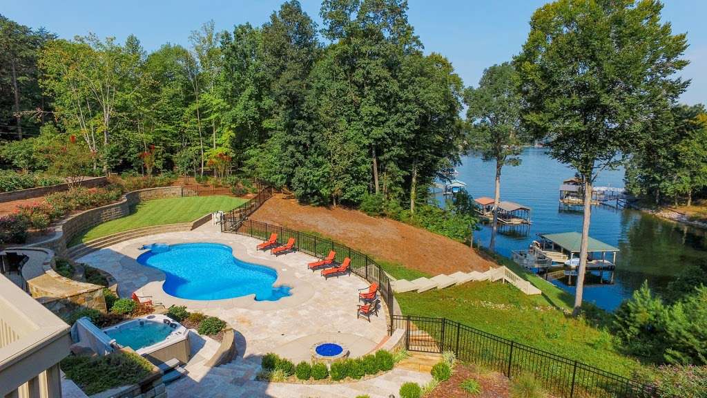 Lake Norman Bluebird Cove Vacation Rental | 9488, 118 Fairburn Dr, Mooresville, NC 28117, USA | Phone: (484) 844-1298