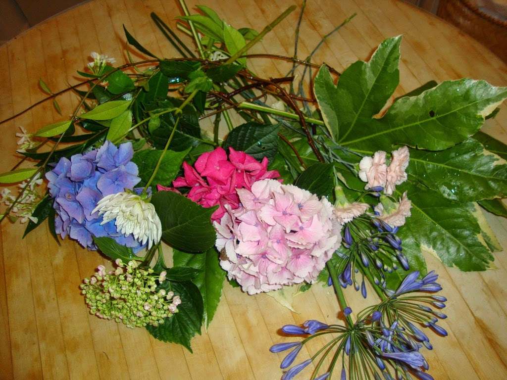 Kimono and flowers | 8 Highwoods, Caterham CR3 6AX, UK | Phone: 01883 340082