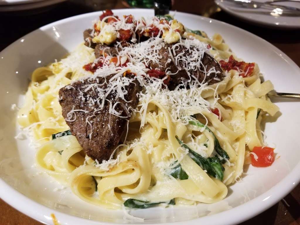 Olive Garden Italian Restaurant | 11425 Pines Blvd, Pembroke Pines, FL 33026, USA | Phone: (954) 432-5529