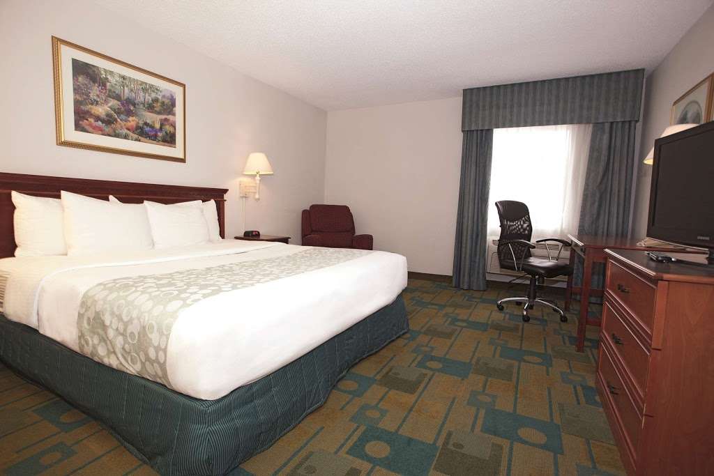 La Quinta Inn & Suites Chicago Gurnee | 5688 Northridge Dr, Gurnee, IL 60031, USA | Phone: (847) 662-7600