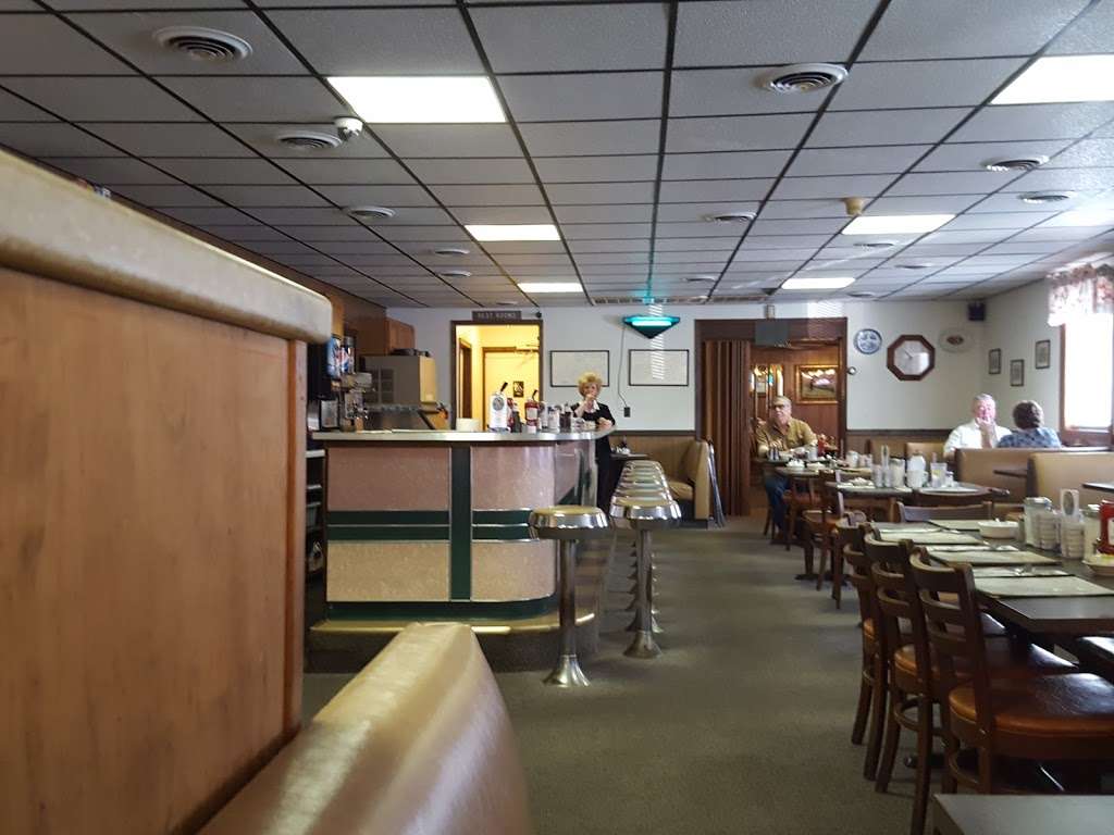 Halls Family Restaurant | 108 N Railroad Ave, Wyoming, DE 19934, USA | Phone: (302) 697-7448