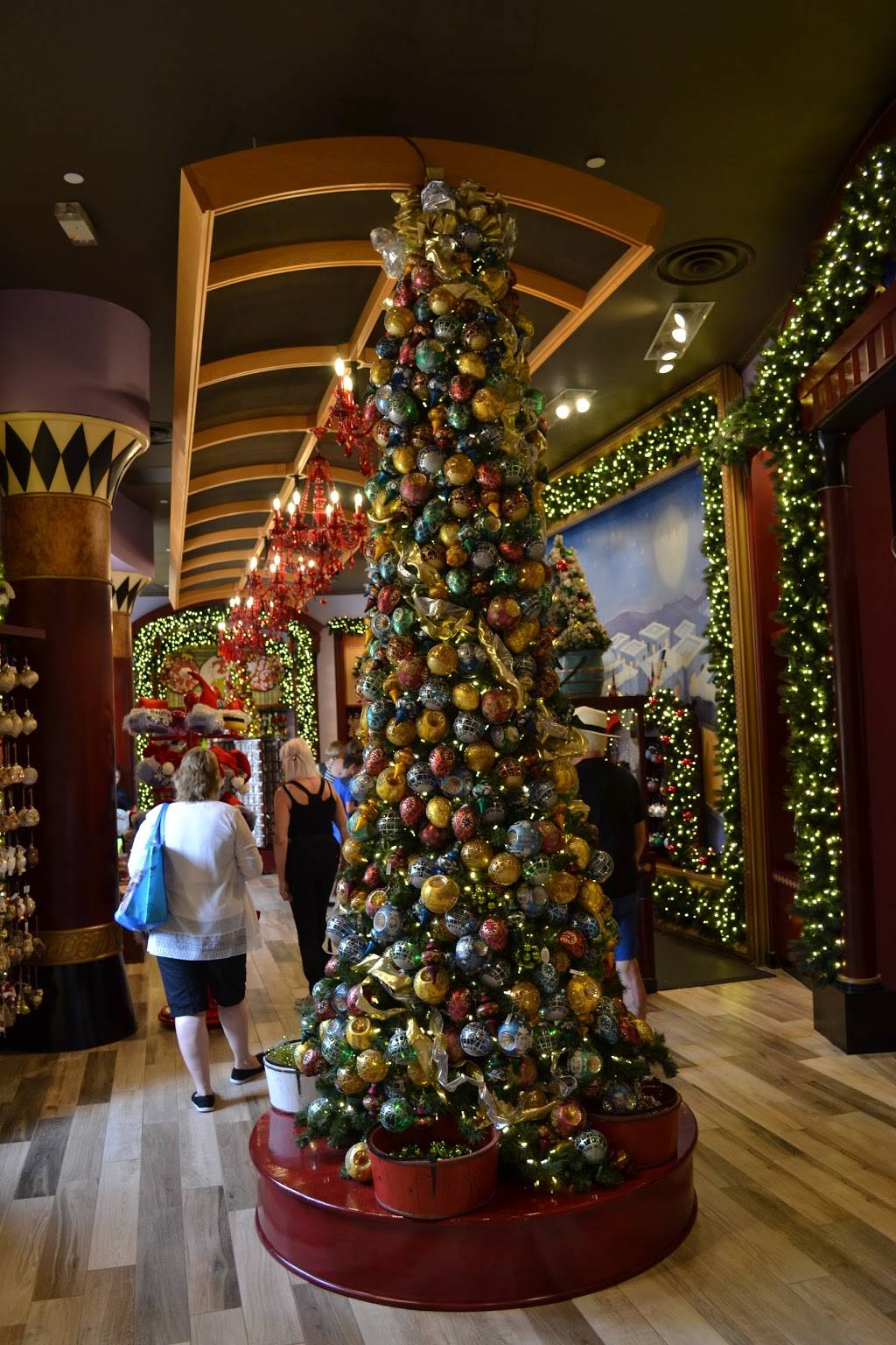 Port of Entry Christmas Shoppe | 6000 Universal Blvd, Orlando, FL 32819 | Phone: (407) 363-8000