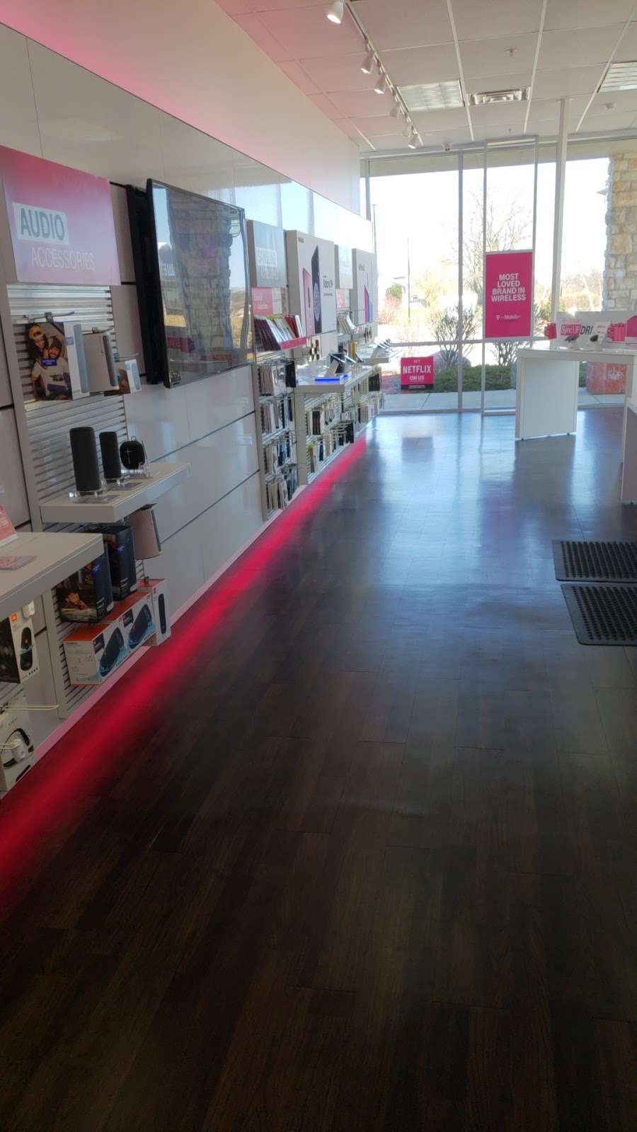 T-Mobile | 7017 S 27th St, Franklin, WI 53132, USA | Phone: (414) 301-5167