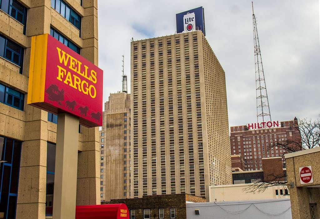 Wells Fargo Bank | 735 W Wisconsin Ave, Milwaukee, WI 53233, USA | Phone: (414) 224-4429