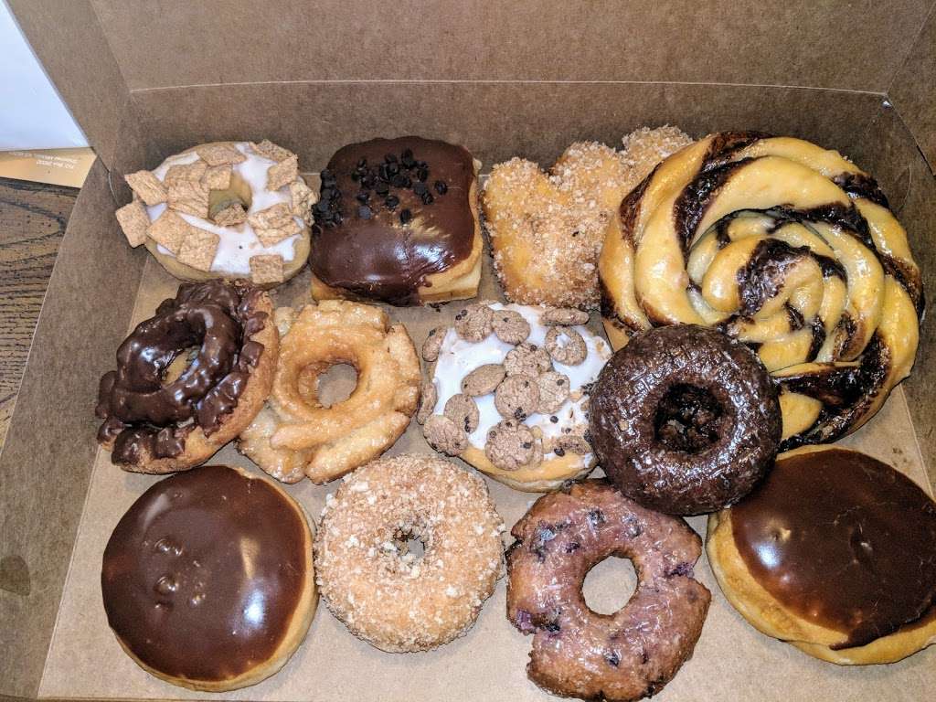 Lucky Donuts | 2510 W Thunderbird Rd #1, Phoenix, AZ 85023, USA | Phone: (602) 439-2057