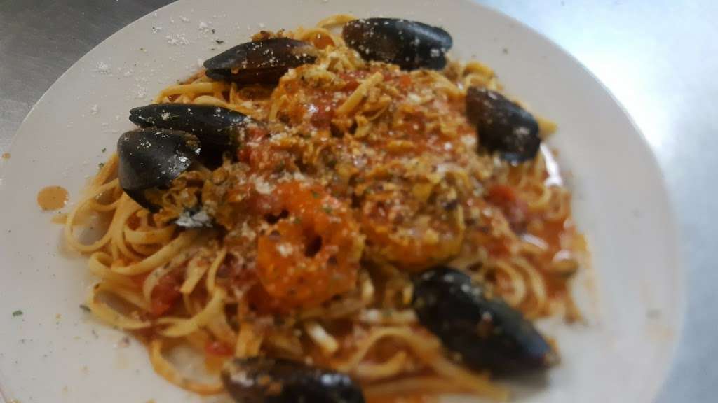 Manninos Pizzeria | 903 N Charlotte St, Pottstown, PA 19464, USA | Phone: (484) 624-5259