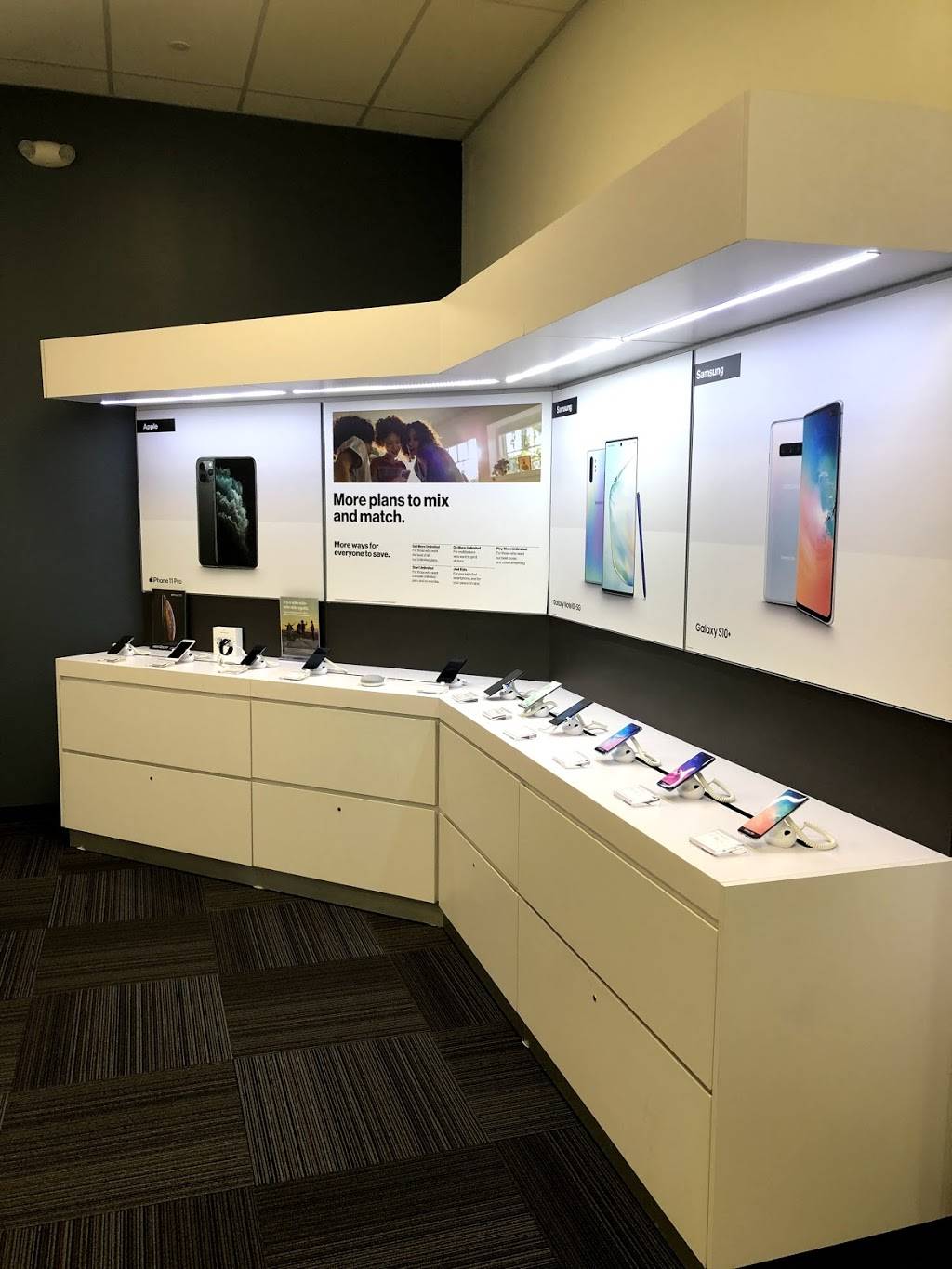 Verizon Authorized Retailer - Wireless Zone | 1416 Summit Ave, Oconomowoc, WI 53066, USA | Phone: (262) 443-2702