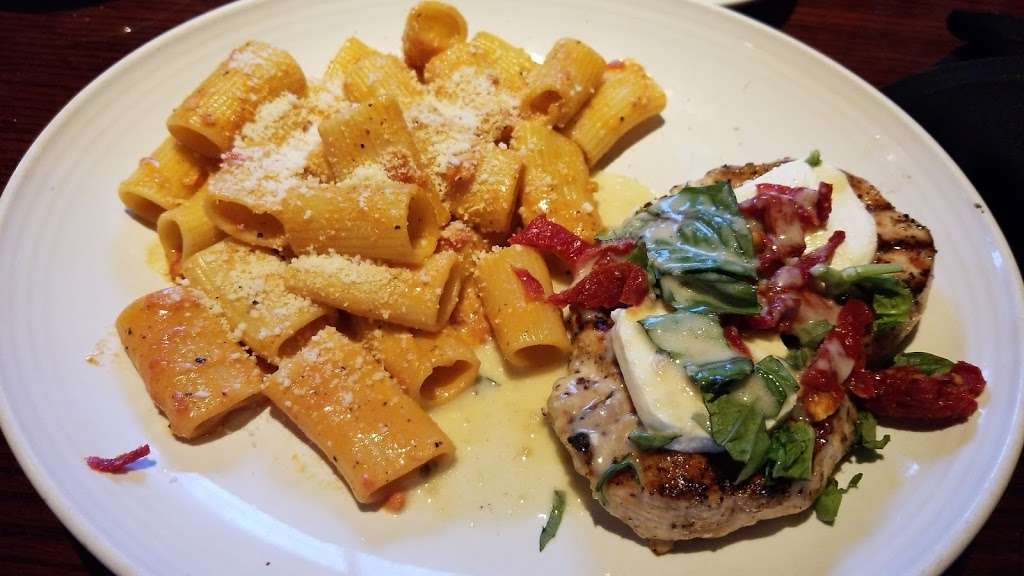 Carrabbas Italian Grill | 18600 NW 87th Ave, Miami Gardens, FL 33015, USA | Phone: (305) 816-9131