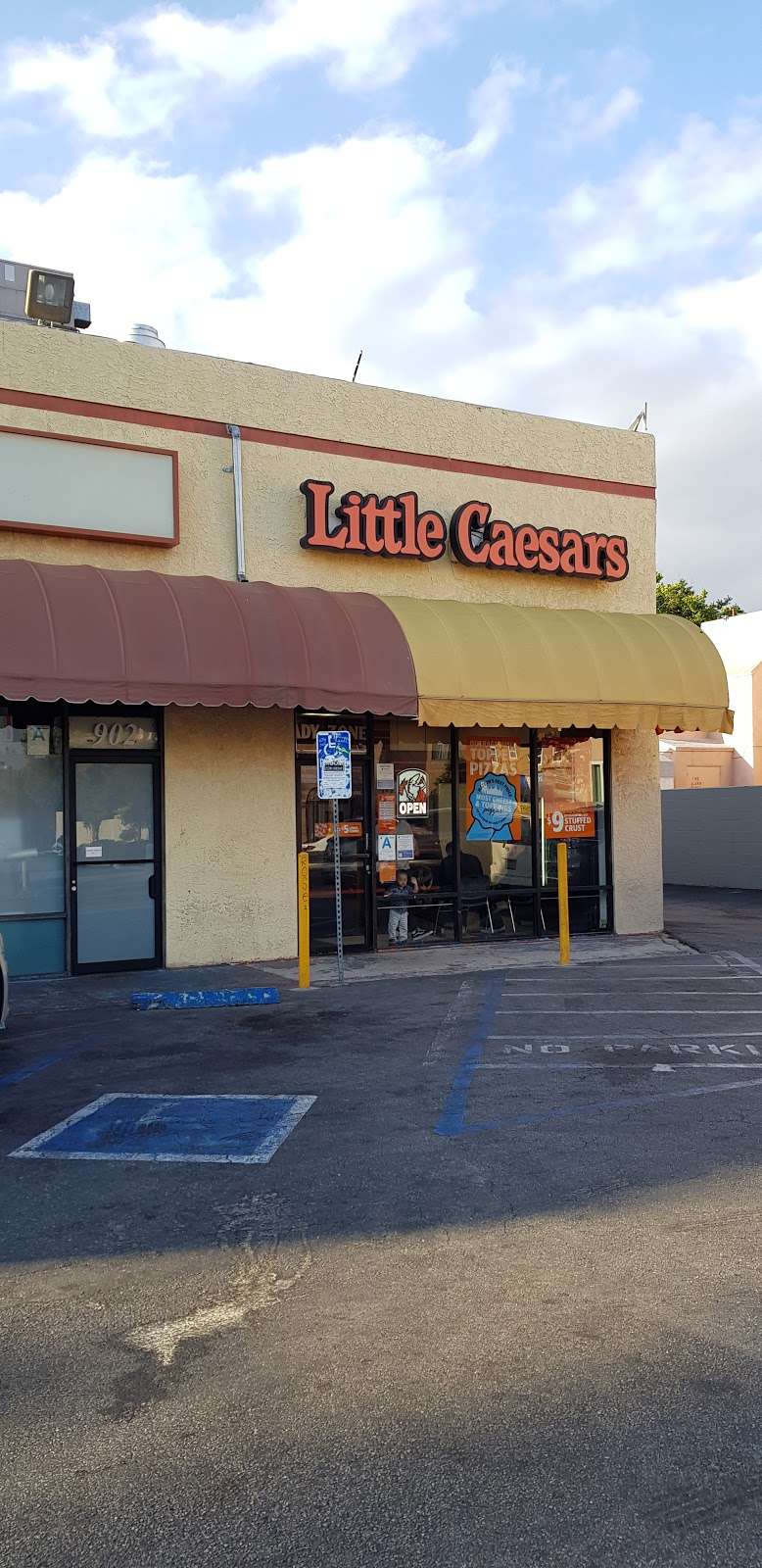 Little Caesars Pizza | 900 N Vermont Ave, Los Angeles, CA 90029, USA | Phone: (323) 644-0136