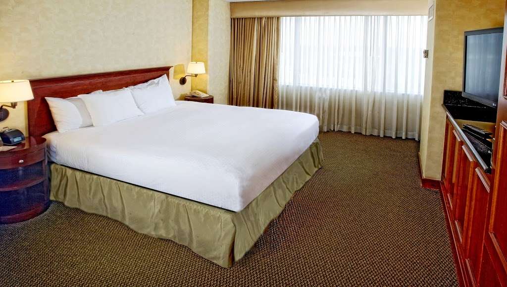 DoubleTree by Hilton Hotel Kansas City - Overland Park | 10100 College Blvd, Overland Park, KS 66210 | Phone: (913) 451-6100