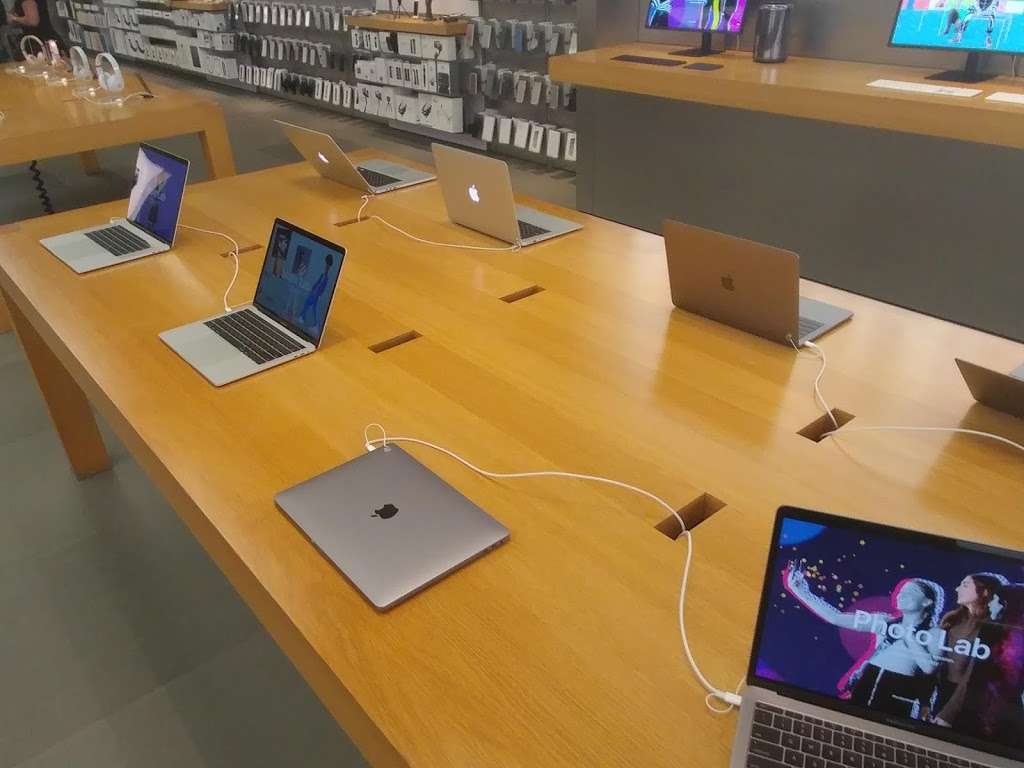 Apple Potomac Town Center | 15100 Potomac Town Pl, Woodbridge, VA 22191, USA | Phone: (703) 986-2030