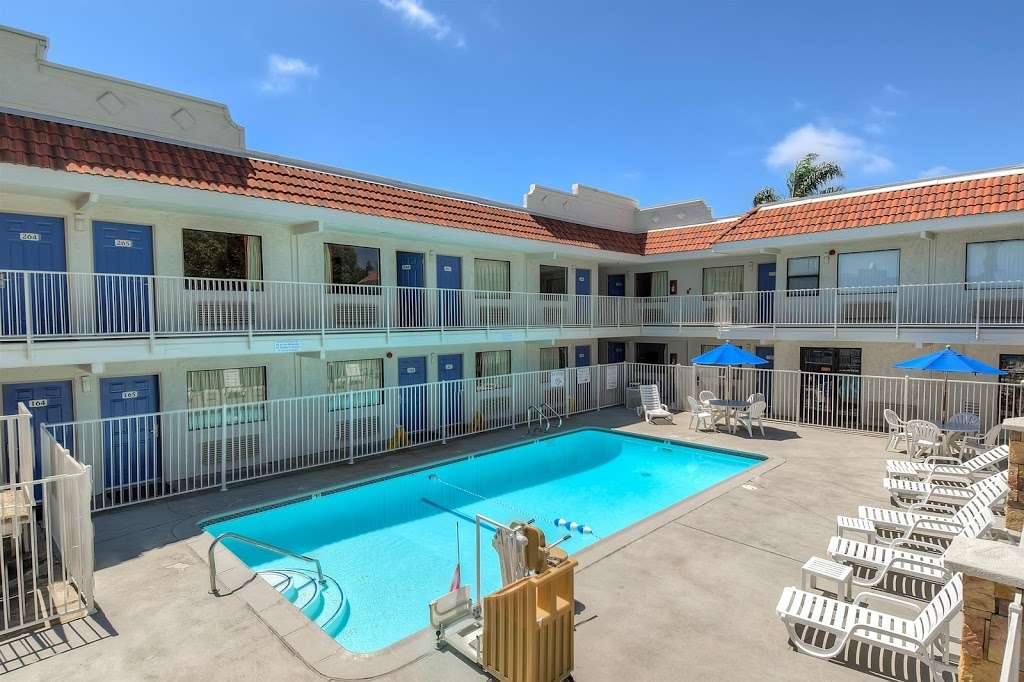 Motel 6 Carlsbad East CA | 6117 Paseo Del Norte, Carlsbad, CA 92011, USA | Phone: (760) 438-1242