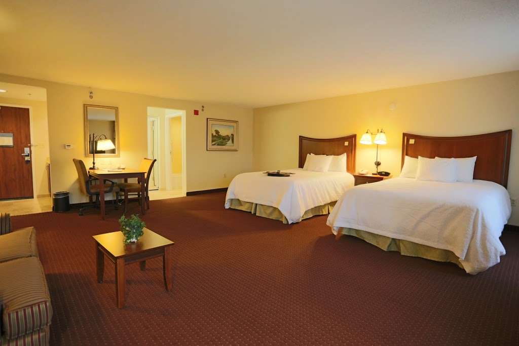 Hampton Inn & Suites Alexandria Old Town Area South | 5821 Richmond Hwy, Alexandria, VA 22303, USA | Phone: (703) 329-1400