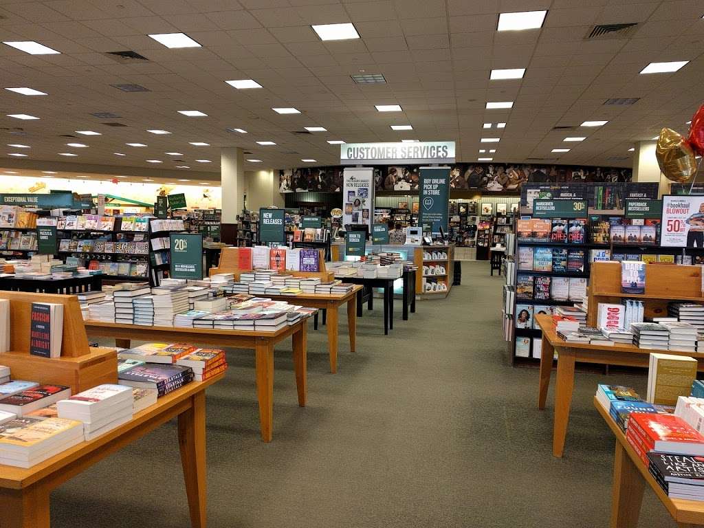 Barnes & Noble | The Commons at Holmdel 2134, NJ-35, Holmdel, NJ 07733, USA | Phone: (732) 275-0620