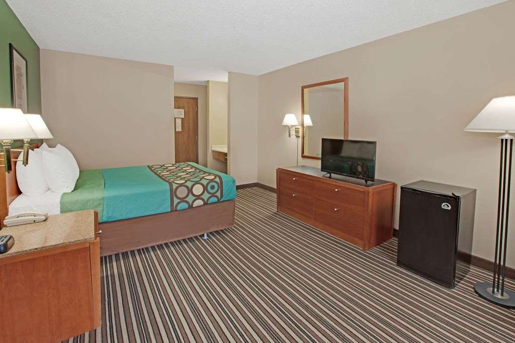 Super 8 by Wyndham Richmond | 11200 US-12, Richmond, IL 60071, USA | Phone: (815) 217-2392