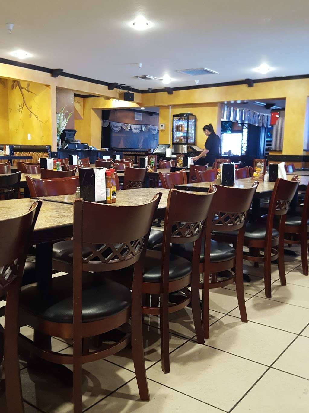 Mariscos Uruapan | 10940 Limonite Ave, Mira Loma, CA 91752, USA | Phone: (951) 479-5910