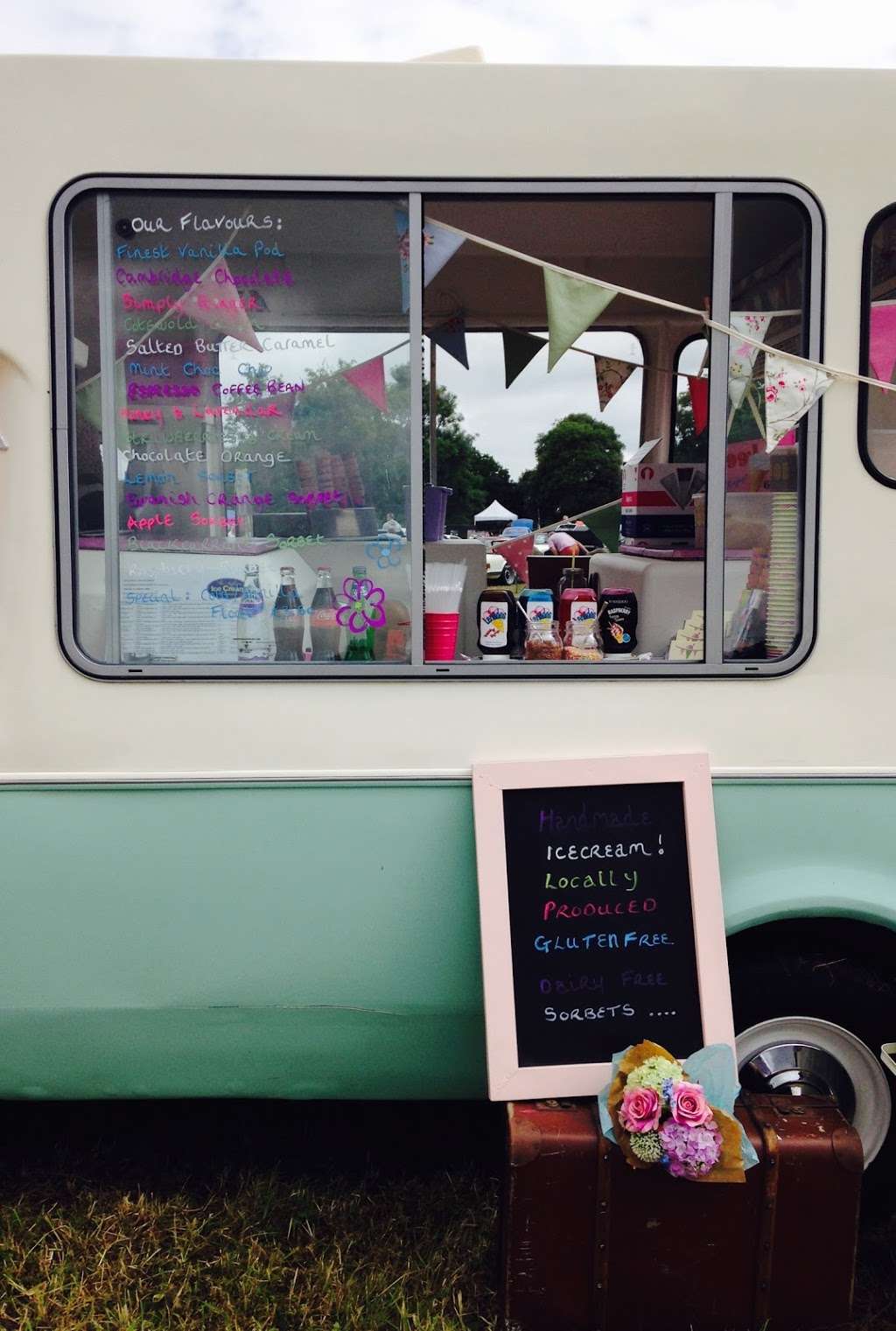 Roll Out The Bunting | 6 Littlehurst Ln, Basildon SS15 4JT, UK | Phone: 07572 764008