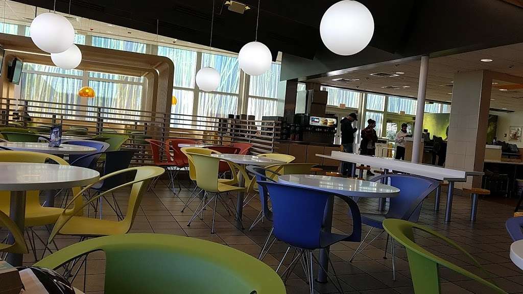 McDonalds | 1596 Buena Vista Dr, Lake Buena Vista, FL 32830, USA | Phone: (407) 939-0875