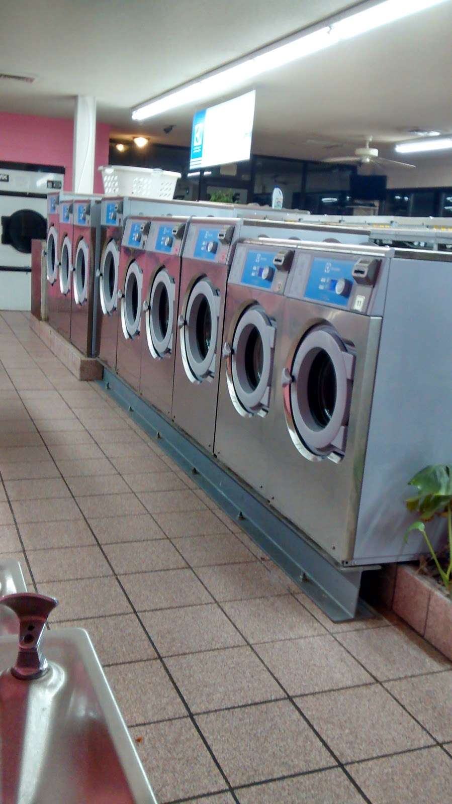 VIP Coin Laundry | 101 Thornburg Dr SE, Conover, NC 28613, USA | Phone: (828) 464-1777