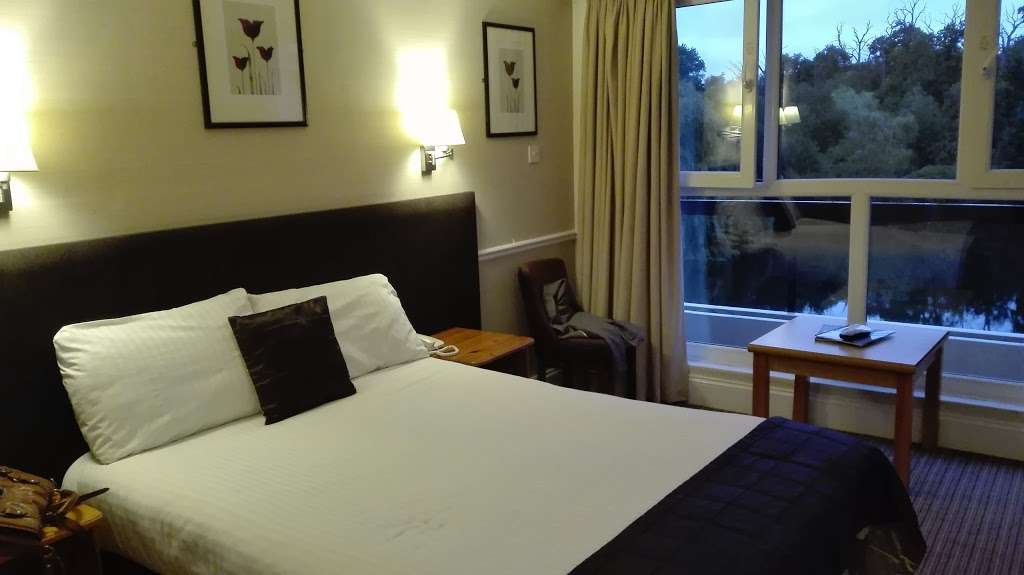 The Inn on the Lake Hotel | Watling St, Shorne, Gravesend DA12 3HB, UK | Phone: 01474 823333