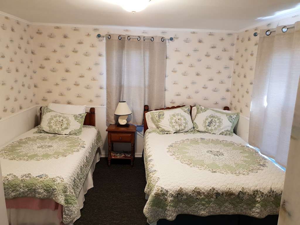 Blue Anchor Guesthouse | 7 Lincoln St, Plymouth, MA 02360, USA | Phone: (508) 746-9551