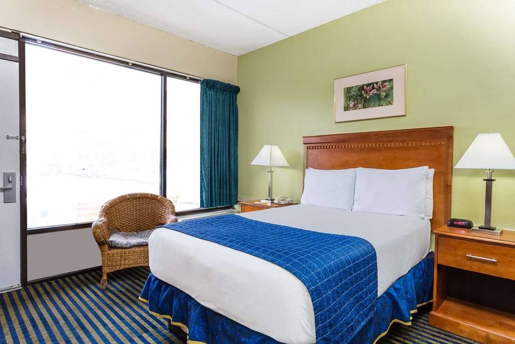 Days Inn by Wyndham Virginia Beach At The Beach | 1000 Atlantic Ave, Virginia Beach, VA 23451 | Phone: (757) 428-6141