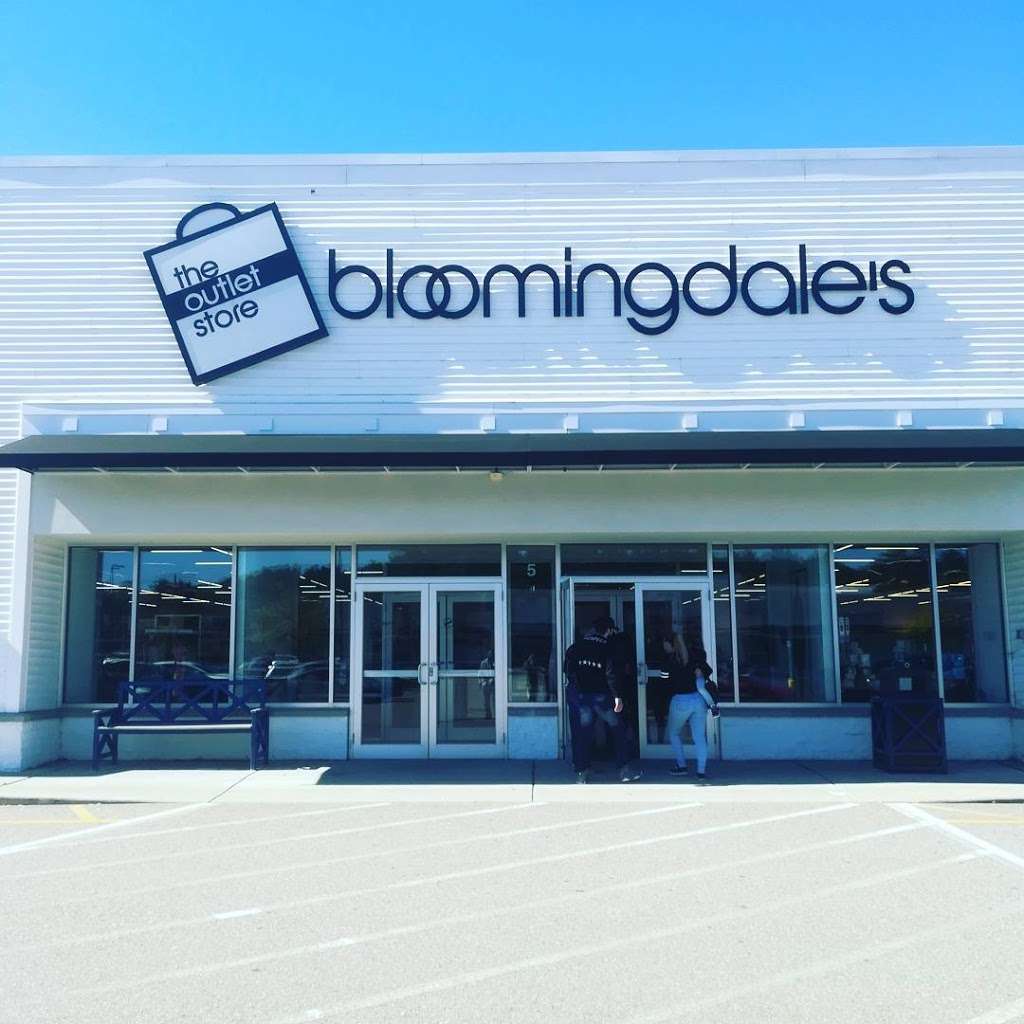 Bloomingdales Outlet | 1 Premium Outlets Blvd, Unit #599, Wrentham, MA 02093, USA | Phone: (774) 847-3300