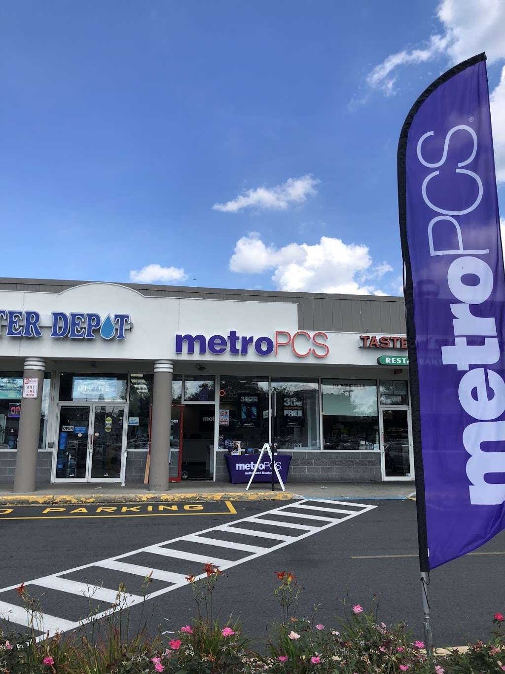 Metro by T-Mobile | 500 S River St, Hackensack, NJ 07601 | Phone: (201) 373-1000