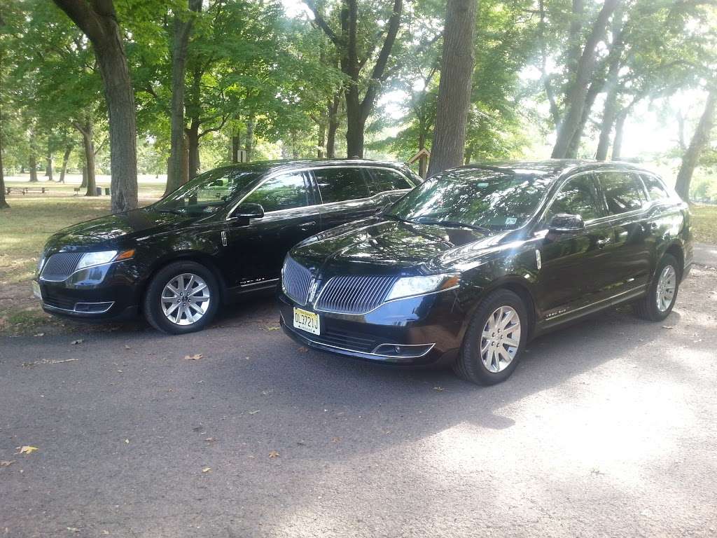 Monroe Limousine | 832 Spring St, Elizabeth, NJ 07201 | Phone: (908) 994-9105