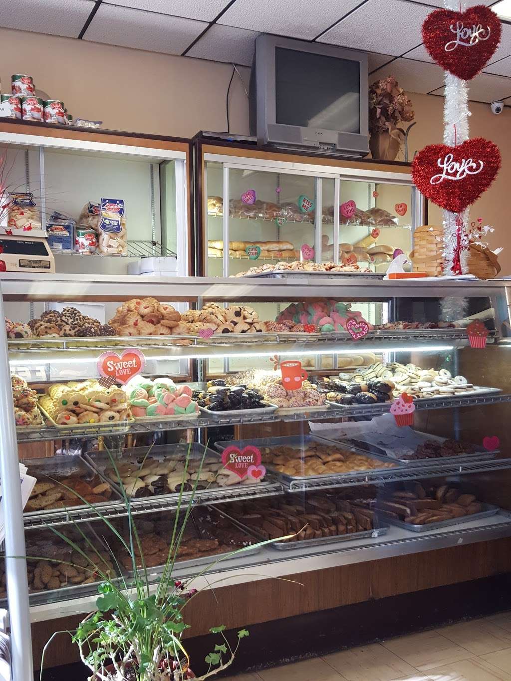 Carmines Italian Bakery | 425 E Main St, Middletown, NY 10940 | Phone: (845) 344-0780