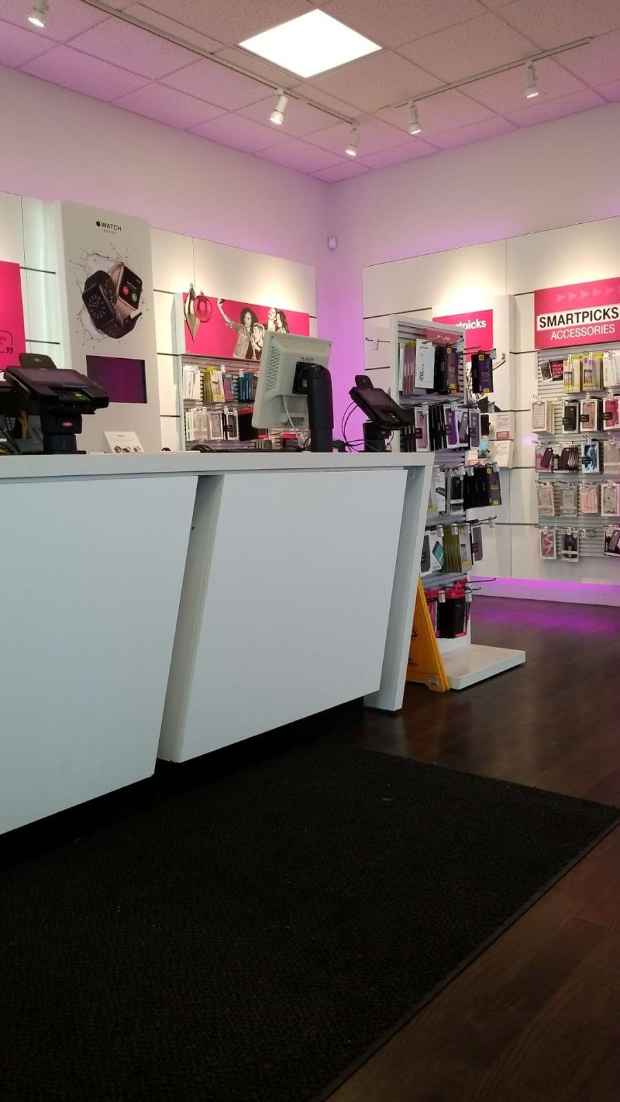 T-Mobile | 3650 S 27th St #100, Milwaukee, WI 53221, USA | Phone: (414) 282-9056