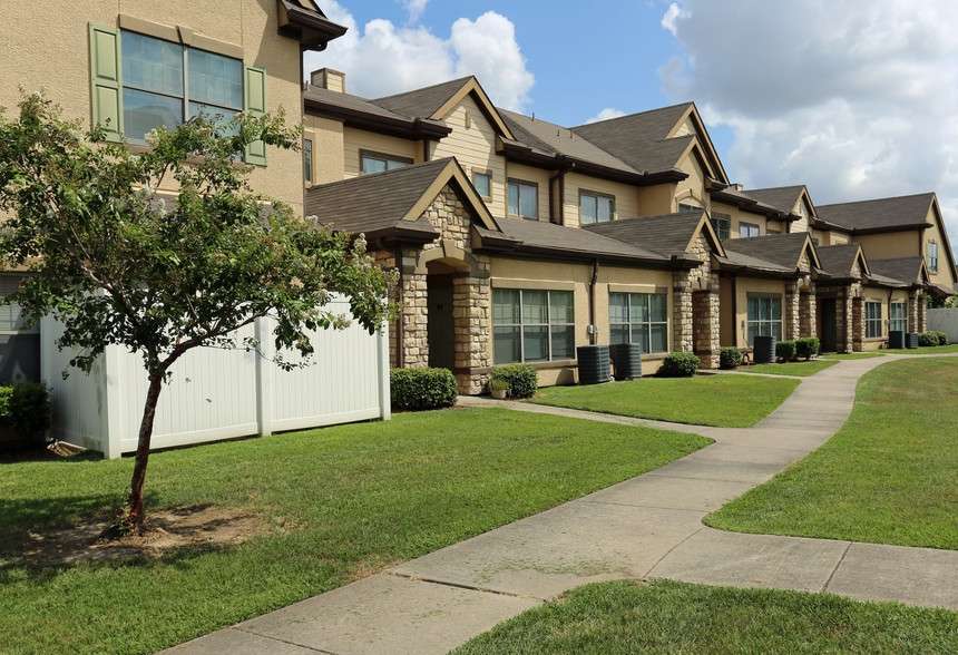 Champion Townhomes on the Green | 11201 Veterans Memorial Pkwy, Houston, TX 77067 | Phone: (281) 595-1452