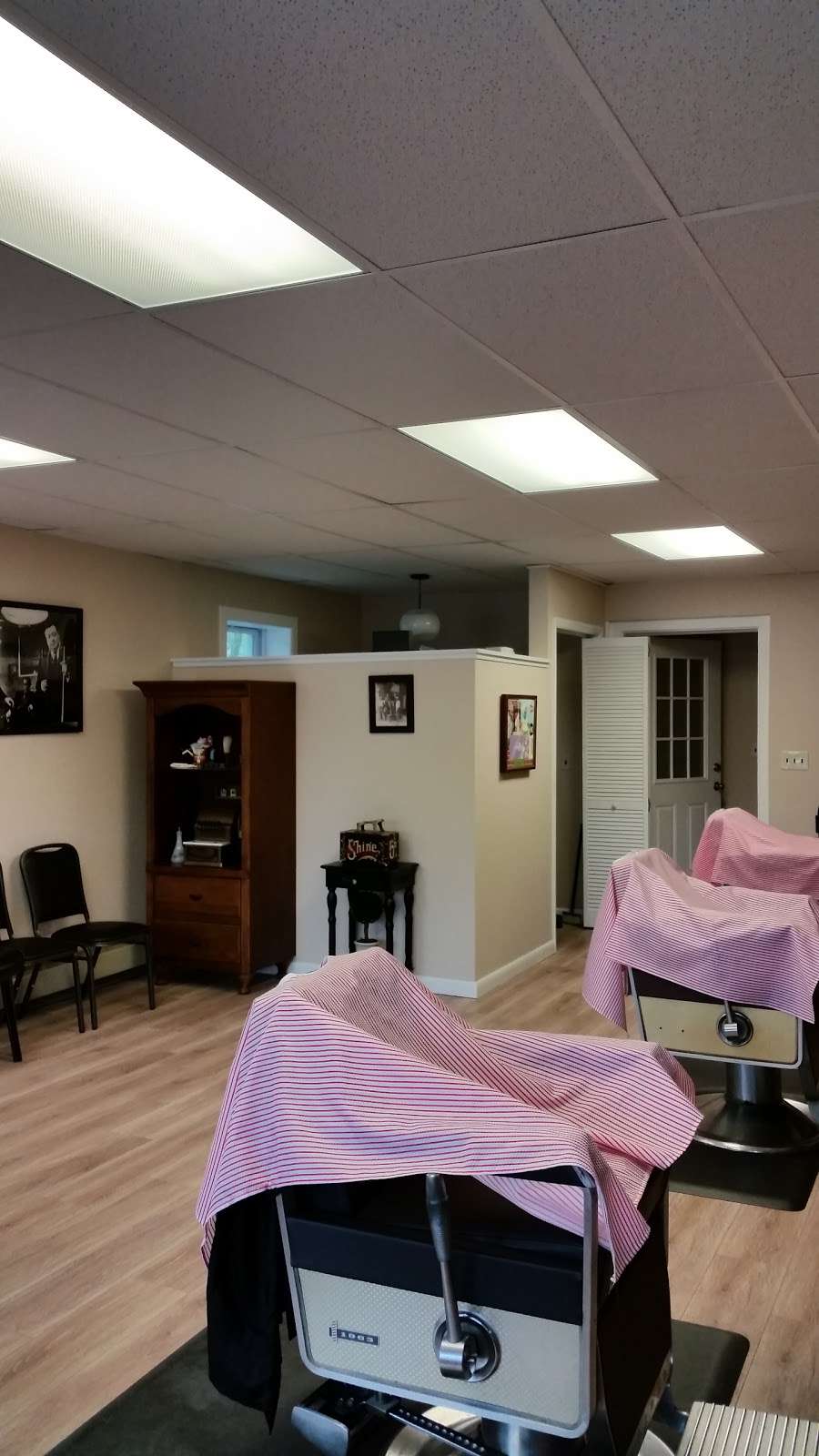 Aarons Barbershop | 72 W Upper Ferry Rd, Ewing Township, NJ 08628, USA | Phone: (609) 882-4440