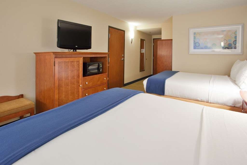 Holiday Inn Express & Suites Fredericksburg | 560 Warrenton Rd, Fredericksburg, VA 22406, USA | Phone: (540) 479-8000