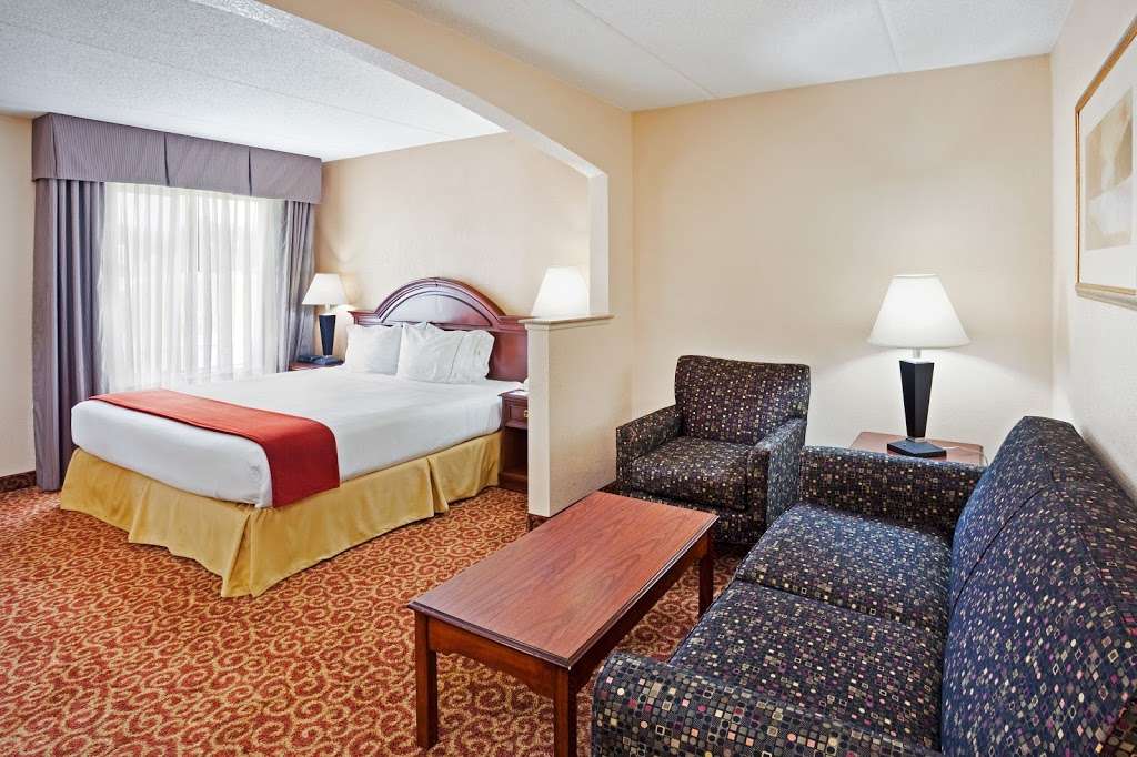 Holiday Inn Express & Suites Kings Mountain - Shelby Area | 100 Woodlake Pkwy, Kings Mountain, NC 28086, USA | Phone: (704) 734-0014