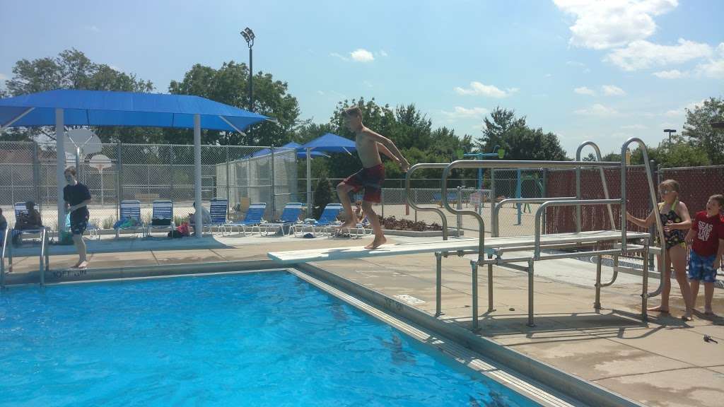 Lions Armstrong Memorial Pool | 599 Longwood Dr, Algonquin, IL 60102 | Phone: (847) 458-7677
