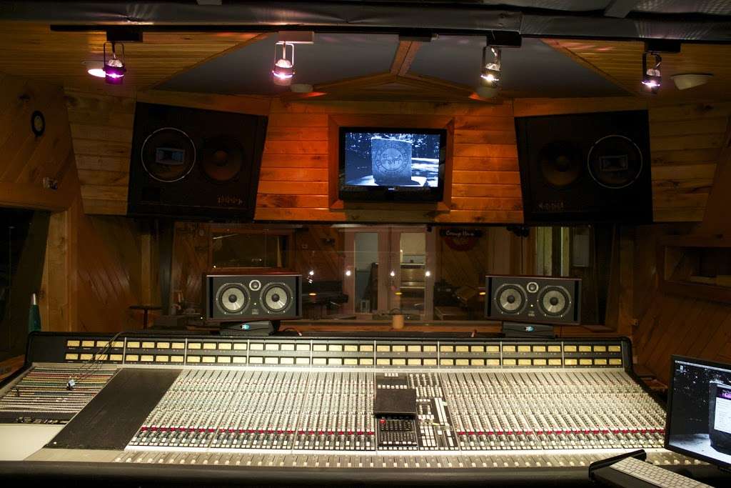 Carriage House Studios | 119 W Hill Rd, Stamford, CT 06902, USA | Phone: (203) 358-0065