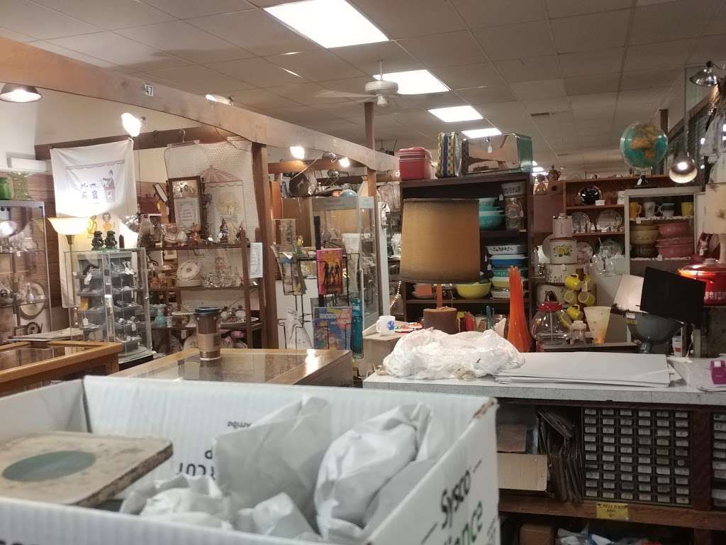 Quaker Antique Mall | 70 Tollgate Rd, Quakertown, PA 18951, USA | Phone: (215) 538-9445