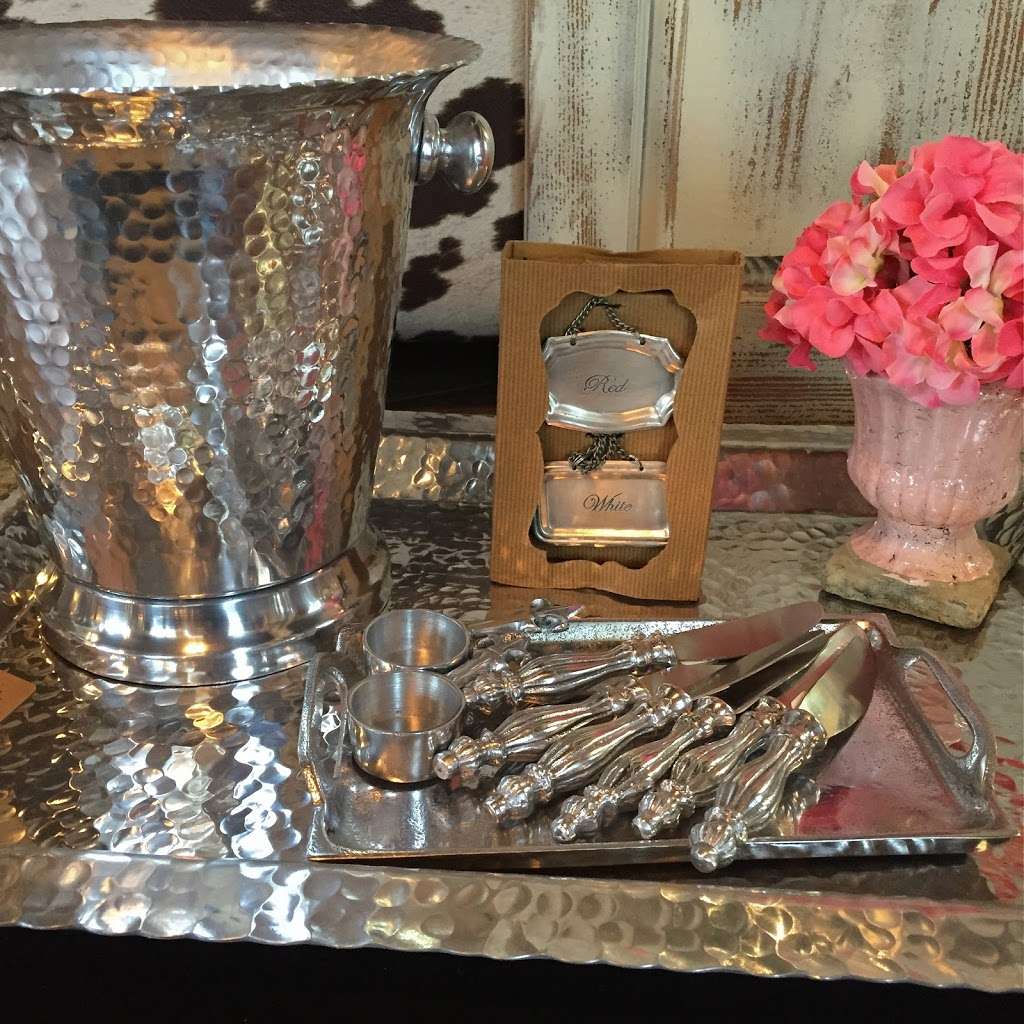 Southern Comfort Interiors Antiques and Gifts | 16415 W Colonial Dr, Oakland, FL 34787 | Phone: (407) 395-9760