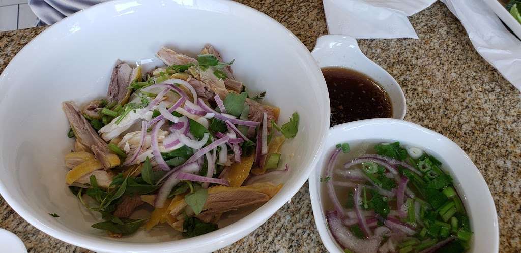 Cơm Gà Thượng Hải Chicken Noodle Soup | 4010 North Sam Houston Pkwy W #B, Houston, TX 77086, USA | Phone: (832) 666-2565