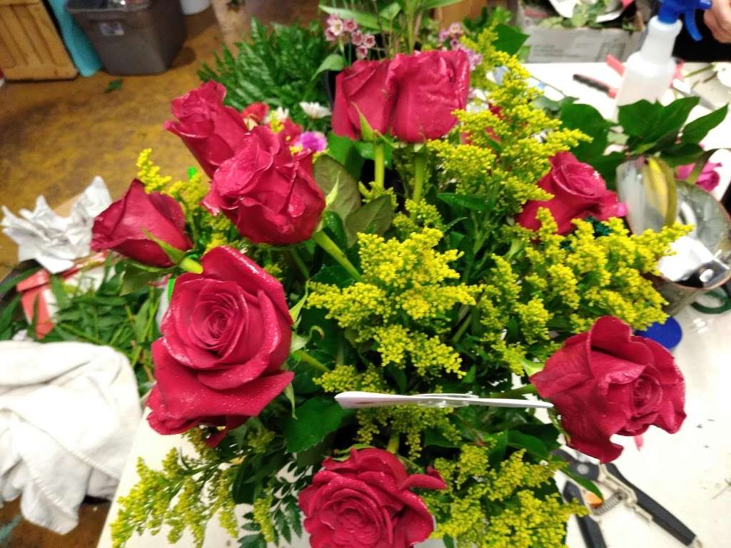 Metro Florist & Gifts | 216 W 6th St, Ferris, TX 75125, USA | Phone: (972) 544-8877