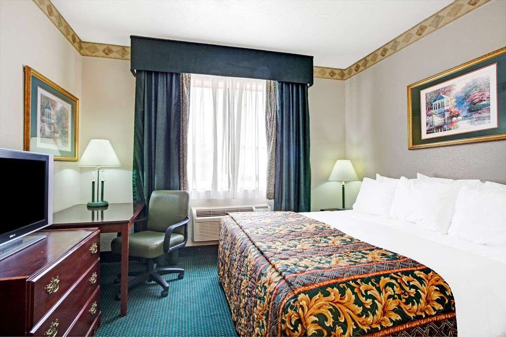 Days Inn & Suites by Wyndham Houston North/Aldine | 10137 North Fwy, Houston, TX 77037, USA | Phone: (832) 856-5399