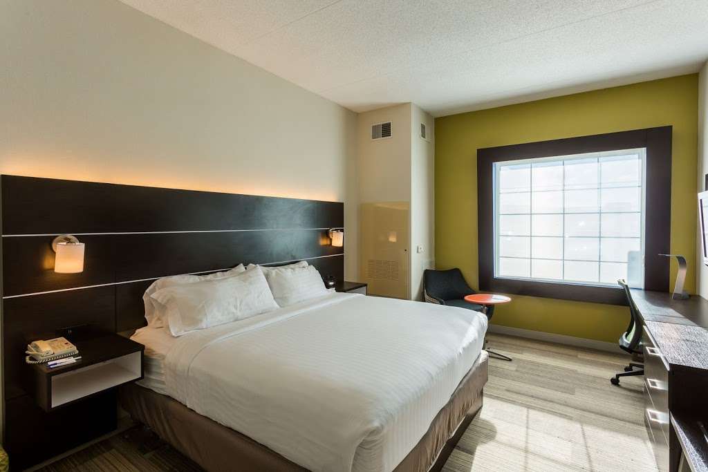 Holiday Inn Express & Suites Reading Airport | 2389 Bernville Rd, Reading, PA 19605, USA | Phone: (610) 372-0700