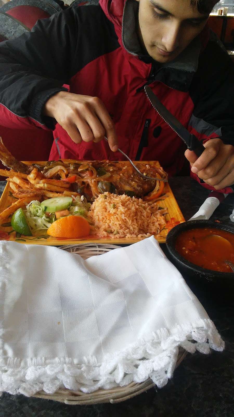 El Pescador Restaurant | 4056 S Western Ave, Chicago, IL 60609, USA | Phone: (773) 523-8777